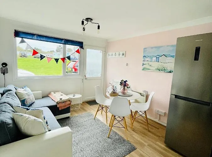 “Bliss On The Bay ” Chalet In Sandown Bay Holiday Park