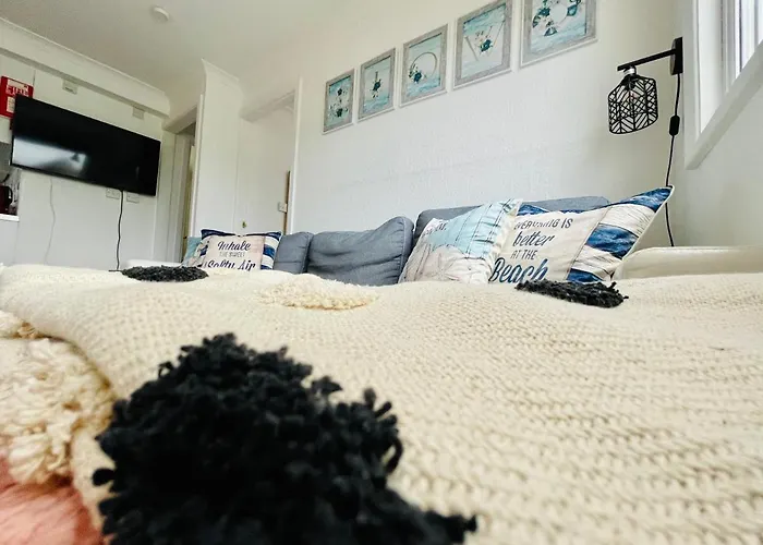 “Bliss On The Bay ” Chalet In Sandown Bay Holiday Park